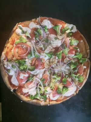 Pizza with broccoli, onion, mushrooms, tomato and vegan cheese 😍 at NaturAle Cusco in Cusco