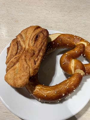 Franzbrötchen und Laugenbrezel at Kamps in Hamburg