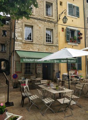Nice tables for a sunny day at Mama Gaia in Vence