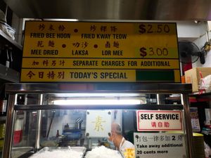 Dishes available at Yu Yuan Vegetarian Stall 裕元齋素食 in Central Singapore
