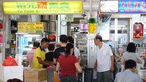 Queue in front of Stall at Yu Yuan Vegetarian Stall 裕元齋素食 in Central Singapore