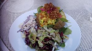 Baked potato with chicken-seitan, a delicious curry-inspired sauce with pickles and fried onions. Big salad on the side at Ebbas in Lund