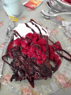 kladdkaka med hallon och kokosgrädde at Ebbas in Lund