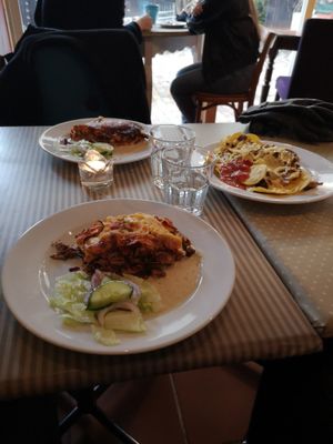 Vegan lasagne and vegan nachos at Ebbas in Lund
