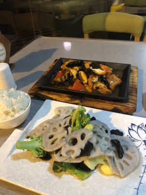 white rice, spicy sizzeling tofu with veggies and lotus root at Shuizhong Liansushi - Lotus Veg in Suzhou