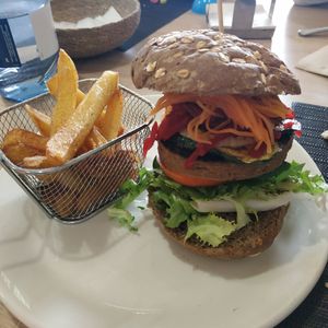 Hamburguesa de seitan con tomate, zanahoria, remolacha, lechuga , cebolla y calabacín a la plancha at Pitas Pitas in Plasencia