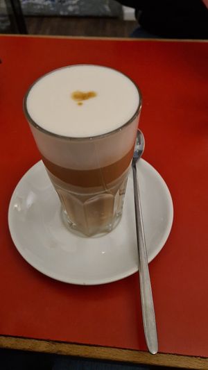 Latte Macchiato mit Hafermilch at Cafe Kogi in Cologne