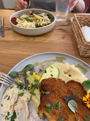 schaboszczak sos kurkowy, cukinia i puree ziemniaczane z kalafiorem, oraz poke bowl w tle at Wilk Syty in Wroclaw