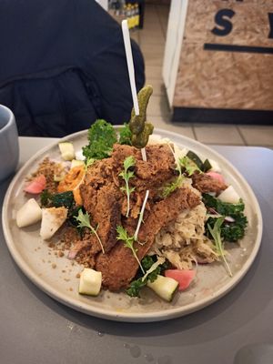 Seiten with mashed potatoes, sauerkraut, 'cheese'-onion-sauce, pickles, cabbage and bread crumbs at Wilk Syty in Wroclaw