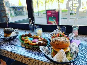 Kombucha (in the back) (6€) and Ginger Beer (4,25€) at Vegan Junk Food Bar - 2D in Amsterdam