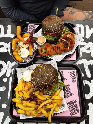 Daddy Mc Chik'n, Frites uit Zuyd, Onion Rings and Crispy Lemon Shrimpz at Vegan Junk Food Bar - 2D in Amsterdam