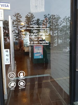 Opening hours on front door at Jenny's Bread in Seogwipo