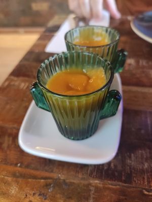 Entrante de cortesía, cremita de verduras delicioso at Lluvia in Alicante