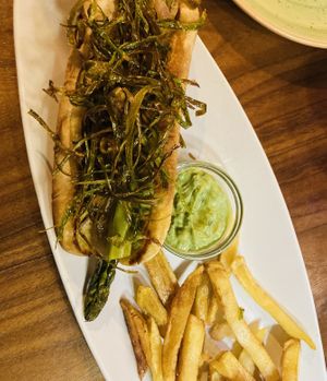 Asparagus hot dog with chips  at Lluvia in Alicante
