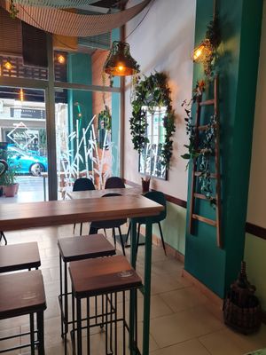 Inside tables at Lluvia in Alicante