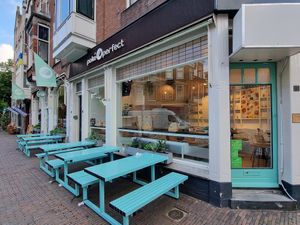 Front , outdoor seating at Poké Perfect in Utrecht