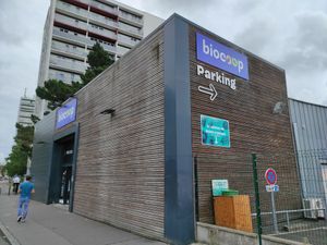 Parking at Biocoop Nantes Republique in Nantes