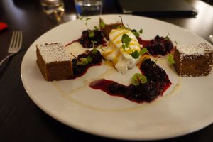 Fluffiger Gewürzkuchen auf Roter Grütze mit hausgemachtem Vanilleeis at Farbenfroh in Essen