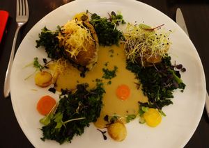 Ofenkartoffeln gefüllt mit Champignons dazu würziger Grünkohl in einer milden Senfsauce at Farbenfroh in Essen