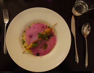 Petersilienwurzelsuppe mit Rotkohl - Schäumchen und Kräuterbrot am Stiel at Farbenfroh in Essen