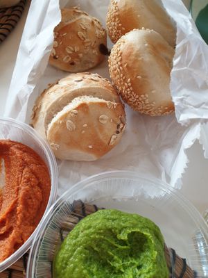 hummus mit brötchen at Farbenfroh in Essen