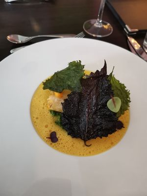 Vorspeise: gefüllter Brik-Teig mit Hokkaido und fritt. Shisoblättern at Farbenfroh in Essen