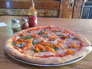 לקחתי תוספות של בצל בטטה ובזיליקום, יש תוספות סופר שוות at Pizza Linga in Haifa