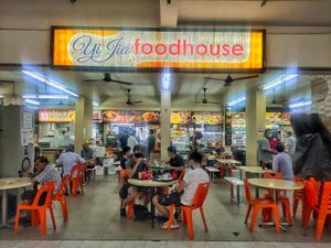 Located inside here at Fo Yuan Miao Su Shi Ge 佛缘妙素食阁 in Central Singapore