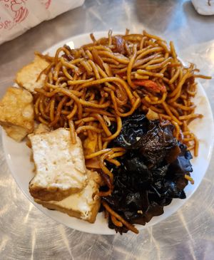 $3.50 economy noodle ~ 12/3/22 at Fo Yuan Miao Su Shi Ge 佛缘妙素食阁 in Central Singapore