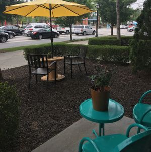 outdoor seating at Juiceheads ATL in Atlanta