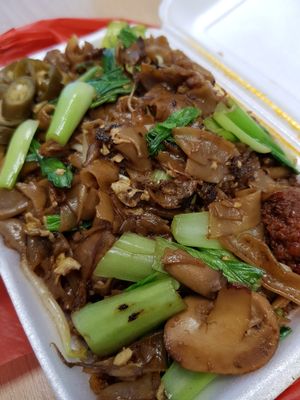 Generous portion as usual $3.50 fried kuey teow at De Sheng Vegetarian 德昇素食 in Northeast Singapore