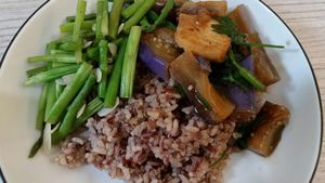 Embryo rice with quinoa, Egg plant and
Asparagus at Simple Lifestyle Healthy Vegetarian Cafe in Central Singapore