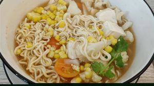 tom yam noodles  at Simple Lifestyle Healthy Vegetarian Cafe in Central Singapore