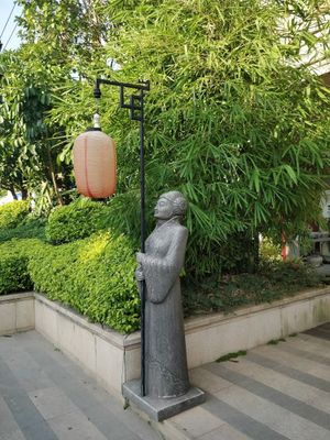 stone guard at Tian He Cai Gen - 天荷菜根 in Quanzhou