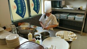 Spring roll maker at Tian He Cai Gen - 天荷菜根 in Quanzhou