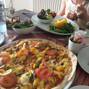 Vegan 'Vegetarian' 12" Pizza, with side salads.
Vegan 'Roasted Capsicum' with side salad. at Faringo's in Blackpool