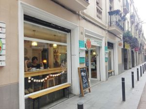 Some outdoor seating at Nabibi Vital Cooking in Barcelona