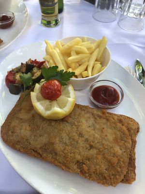 Cordon Bleu with chips and veggies at Laegernstuebli in Boppelsen