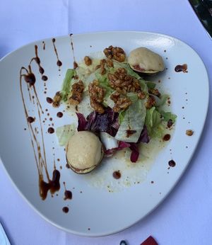 figs with melted nomuh cheese and maple walnuts at Laegernstuebli in Boppelsen