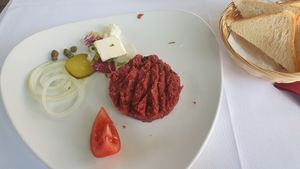 Vegan tatar at Laegernstuebli in Boppelsen