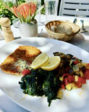 Wiener Schnitzel aus Seitan mit Gemüse   at Laegernstuebli in Boppelsen