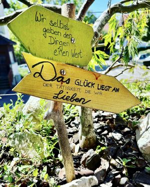 Sprüche im Garten  at Laegernstuebli in Boppelsen