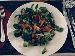 Nüsslisalat mit Pilzen at Laegernstuebli in Boppelsen