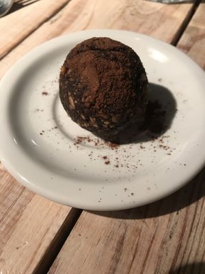 Trufa de cacao, higos, pasta de dátiles y almendras   at Matinatta de Laura Vanelli in Martinez