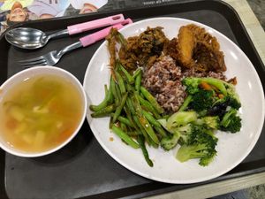 Red rice and veggie sides at Lu Ye Yuan 鹿野苑 in Central Singapore