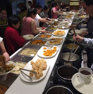 Buffet Line at Qiānhé Qīngxīn 谦和清心素食 - 温江店 in Chengdu