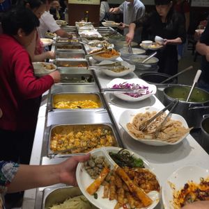 Buffet Line at Qiānhé Qīngxīn 谦和清心素食 - 温江店 in Chengdu