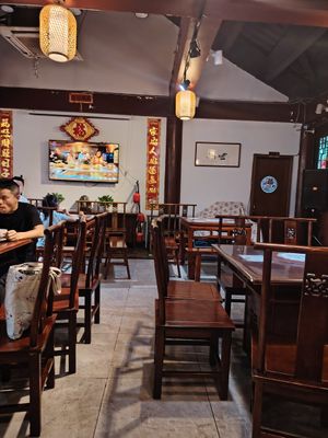 Upstairs seating at Qiānhé Qīngxīn 谦和清心素食 - 温江店 in Chengdu