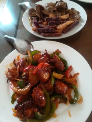 Pollo vegano con salsa dice y agridulce ( realmente bueno) y ternera en salsa de pimienta. at Huong Sen in Ha Giang