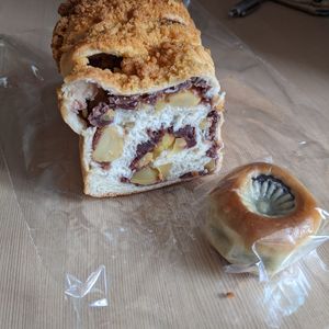 Bread with red beanpaste and chestnuts | Gyeongju bread at Cafe Vege Bakery in Gyeongju